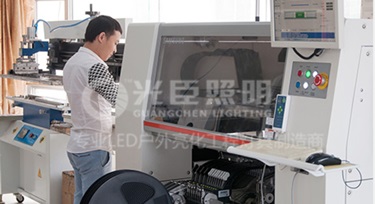 為了產(chǎn)品質(zhì)量，光臣照明LED護欄管廠家選擇自主貼片