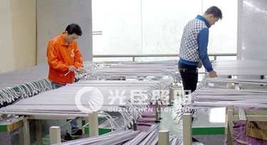 節(jié)前沖刺，光臣照明LED線條燈廠家加急生產(chǎn)中