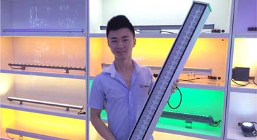 來看光臣男神手上的60W洗墻燈，現(xiàn)正熱銷……