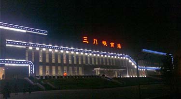 “新衣裳？”三門峽南站LED線條燈亮化改造