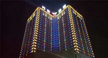 看線條燈廠家 如何為思聰家的南陽萬達(dá)做亮化