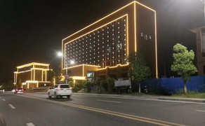 檢察院大樓亮化怎么做？金黃光線條燈打造大氣效果