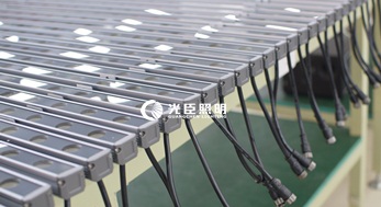 DMX512大功率洗墻燈出貨，商業(yè)廣場亮化即將開始